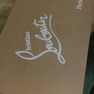 39 1/2 black closed toed christian louboutin heel. Used 5-6 times. Easy to clean